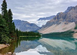 Góry Skaliste, Jezioro Bow Lake, Park Narodowy Banff, Kanada, Drzewa, Chmury