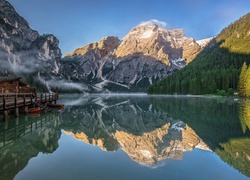 Włochy, Jezioro Pragser Wildsee, Góry, Dolomity, Drzewa, Domki, Odbicie, Łodzie