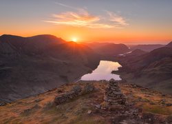 Góry, Jezioro Buttermere, Zachód słońca, Hrabstwo Kumbria, Anglia