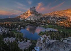 Jezioro Cathedral Lake, Park Narodowy Yosemite, Hrabstwo Mariposa, Kalifornia, Góry Cathedral Peak, Drzewa, Odbicie