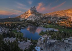 Jezioro Cathedral Lake w Parku Narodowym Yosemite