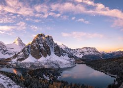 Park Prowincjonalny Mount Assiniboine, Góra Mount Assiniboine, Jezioro Cerulean, Jezioro Sunburst Lake, Góry, Jeziora, Zima, Kolumbia Brytyjska, Kanada