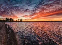 Jezioro, Chatfield Lake, Drzewa, Wschód słońca, Kolorado, Stany Zjednoczone