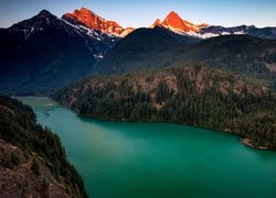 Jezioro Diablo i zalesione góry w Parku Narodowym Północnych Gór Kaskadowych