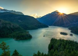 Góry, Jezioro, Diablo Lake, Drzewa, Promienie słońca, Park Narodowy Północnych Gór Kaskadowych, Stan Waszyngton, Stany Zjednoczone