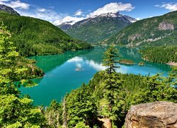 Stany Zjednoczone, Stan Waszyngton, Park Narodowy Północnych Gór Kaskadowych, Góry, Jezioro Diablo Lake, Wysepki, Drzewa, Chmury