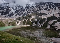 Jezioro Donguz Orun Kel w ośnieżonych górach Kaukazu