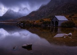 Góry, Cradle Mountain, Park Narodowy Cradle Mountain, Jezioro, Dove Lake, Drzewa, Szopa, Mgła, Tasmania, Australia