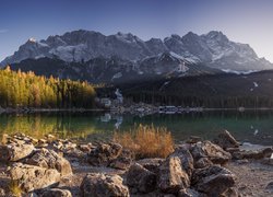 Jezioro Eibsee i pasmo górskie Karwendel w tle