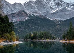 Jezioro Eibsee na tle góry Zugspitze w Bawarii