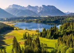 Jezioro Eibsee na tle pasma górskiego Karwendel