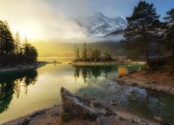 Jezioro Eibsee z widokiem na zamglony szczyt Zugspitze