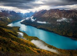 Jezioro Eklutna Lake wśród gór na Alasce