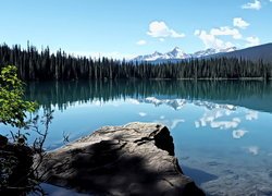 Jezioro Emerald Lake w Parku Narodowym Yoho