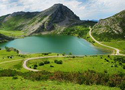 Jezioro Enol Lake w hiszpańskich górach Picos de Europa