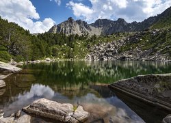 Góry, Pireneje, Jezioro, Estany Moreno, Drzewa, Kamienie, Chmury, Odbicie, Encamp, Andora