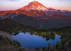 Jezioro Eunice Lake na tle stratowulkanu Mount Rainier