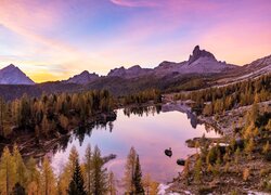 Jezioro Federa Lake w Dolomitach jesienią