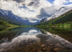 Jezioro Floen Lake w gminie Stryn