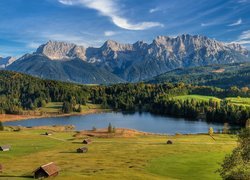 Jezioro Geroldsee, Góry Alpy, Miejscowość Krun, Domki, Lasy, Bawaria, Niemcy