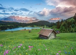 Jezioro Geroldsee, Miejscowość Krun, Bawaria, Niemcy, Góry, Drzewa, Łąka, Domek, Chmury