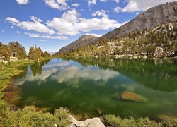 Jezioro Gilbert Lake, Góry Sierra Nevada, Drzewa, Roślinność, Chmury, Miejsce John Muir Wilderness, Stan Kalifornia, Stany Zjednoczone