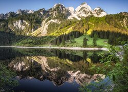 Jezioro Gosauseen i góry Dachstein w Austrii