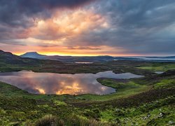 Irlandia, Hrabstwo Donegal, Góry Derryveagh, Jezioro, Greenan Lough, Odbicie, Chmury