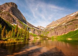 Góry, Jezioro Grinnell Lake, Drzewa, Błękitne, Niebo, Park Narodowy Glacier, Montana, Stany Zjednoczone