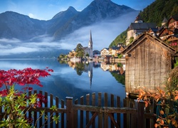 Jezioro Hallstättersee z widokiem na góry i miasteczko Hallstatt