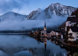 Jezioro Hallstattersee z widokiem na zamglone Alpy Salzburskie