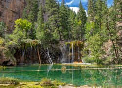 Stany Zjednoczone, Stan Kolorado, Glenwood Canyon, Jezioro Hanging Lake, Wodospady, Drzewa, Skały, Zieleń