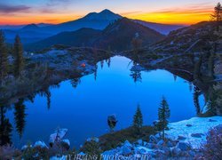 Góry Kaskadowe, Stratowulkan Mount Shasta, Jezioro Heart Lake, Wschód słońca, Kalifornia, Stany Zjednoczone