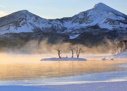 Zima, Wschód słońca, Wysepka, Drzewa, Mgła, Zaśnieżone, Góry, Jezioro, Lake Hibara, Park Narodowy Bandai Asahi, Hosono, Fukushima, Japonia