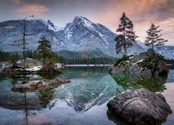 Jezioro Hintersee w Alpach Bawarskich