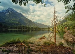 Jezioro Hintersee w niemieckiej gminie Ramsau bei Berchtesgaden