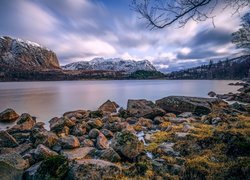 Góry, Jezioro Hofreistae, Kamienie, Skały, Niebo, Miejscowość Bjerkreim, Rogaland, Norwegia