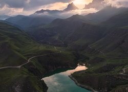 Jezioro i drogi w górach