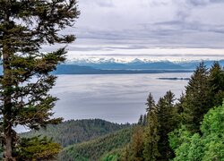 Jezioro i góry na Alasce