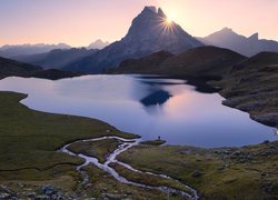 Jezioro i góry Pireneje w promieniach słońca