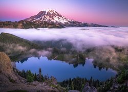 Mgła, Lasy, Drzewa, Zachód słońca, Góra, Mount Rainier, Park Narodowy Mount Rainier, Jezioro, Eunice Lake, Stan Waszyngton, Stany Zjednoczone