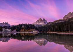 Jezioro i Grand Hotel Misurina w Dolomitach