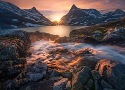 Góry, Jotunheimen, Jezioro, Kamienie, Skały, Promienie słońca, Norwegia
