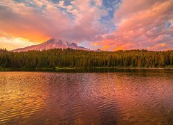 Park Narodowy Mount Rainier, Góra, Stratowulkan Mount Rainier, Jezioro, Drzewa, Zachód słońca, Chmury, Stan Waszyngton, Stany Zjednoczone