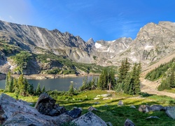 Stany Zjednoczone, Stan Kolorado, Indian Peaks Wilderness, Góry, Jezioro Isabelle, Kamienie, Świerki