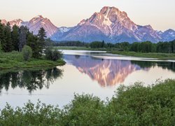 Stany Zjednoczone, Stan Wyoming, Park Narodowy Grand Teton, Góry, Szczyt Mount Moran, Drzewa, Las, Rzeka Snake River, Odbicie