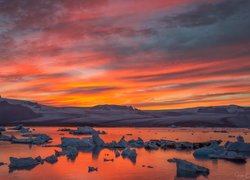 Jezioro Jokulsarlon o zachodzie słońca