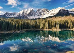 Włochy, Góry, Dolomity, Góra Latemar, Jezioro, Karersee Lake, Lasy, Drzewa, Chmury, Odbicie