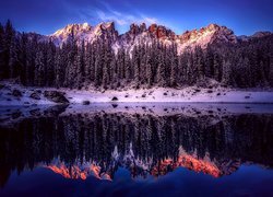 Jezioro Karersee we włoskich Dolomitach