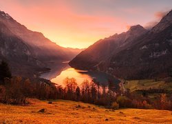 Szwajcaria, Kanton Glarus, Jezioro Klontalersee, Góry, Alpy, Dolina, Klontal Valley, Drzewa, Las, Domy, Wschód słońca